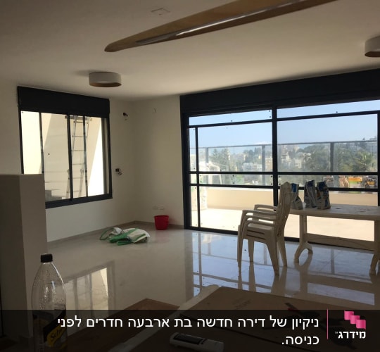 בקבוק שתייה ריק, דלי אדום, שקיות על שולחן
